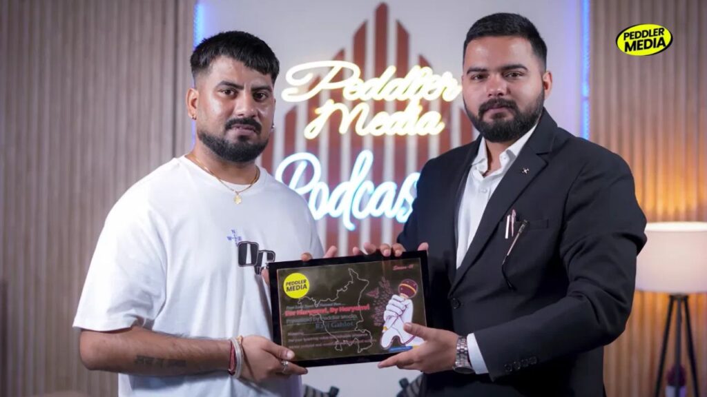 Advocate Ravi Gahlot receiving memento from Peddler Media For Haryanvi By Haryanvi podcast Season 1