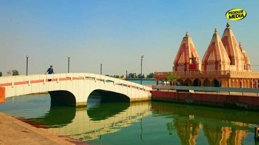 Brahma Sarovar Kurukshetra Haryana holy lake and Sarveshwar Mahadev Temple with bridge