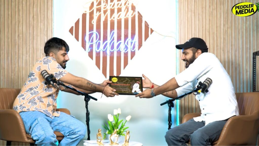 Divesh Khatana receiving the For Haryanvi By Haryanvi appreciation plaque from Peddler Media