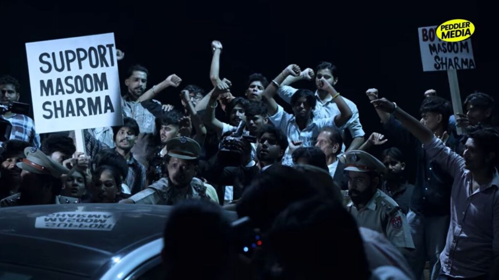 Fans holding Support Masoom Sharma and Boycott Masoom Sharma signs in Main Vohe video