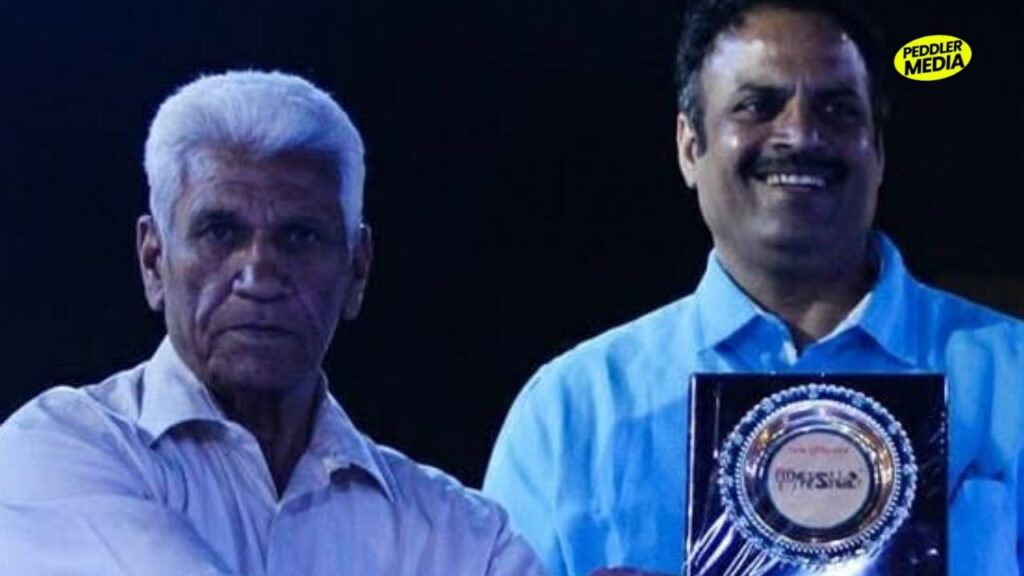 Honorary Captain Mehtab Singh receiving an award for his pioneering contributions to Indian boxing.