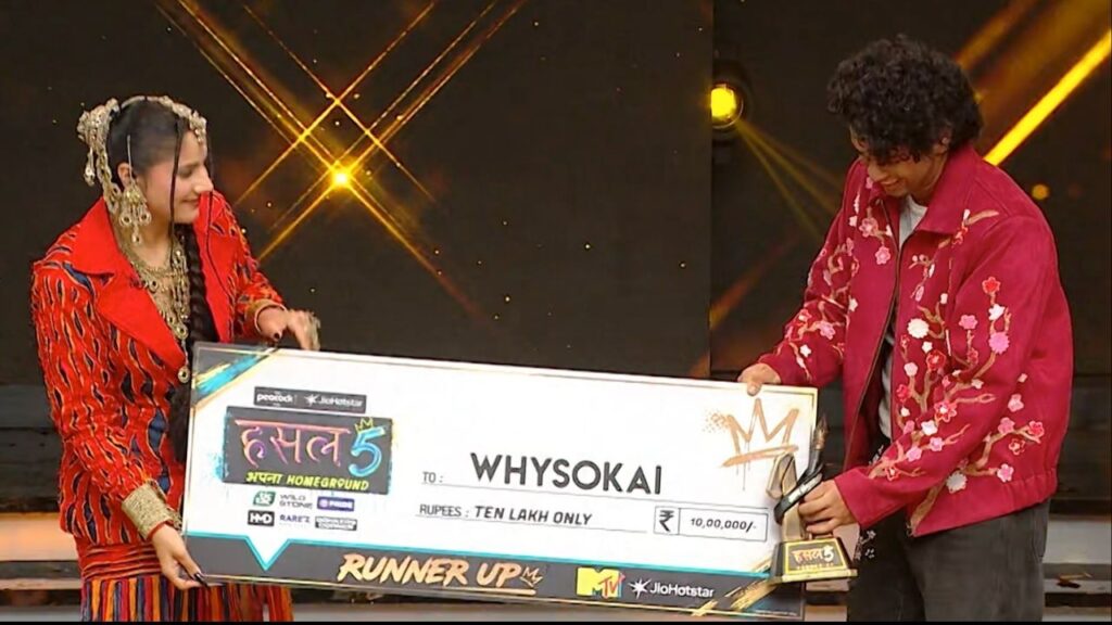 MTV Hustle 5 Runner Up WhySoKai receiving ten lakh rupees prize money check on stage