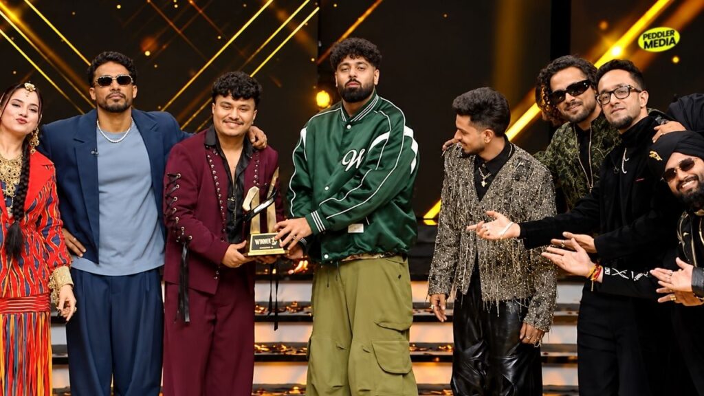 Dhadkan Rapper holding the MTV Hustle 5 winner trophy with Badshah, Paradox, Dino James, and Ikka on the grand finale stage.