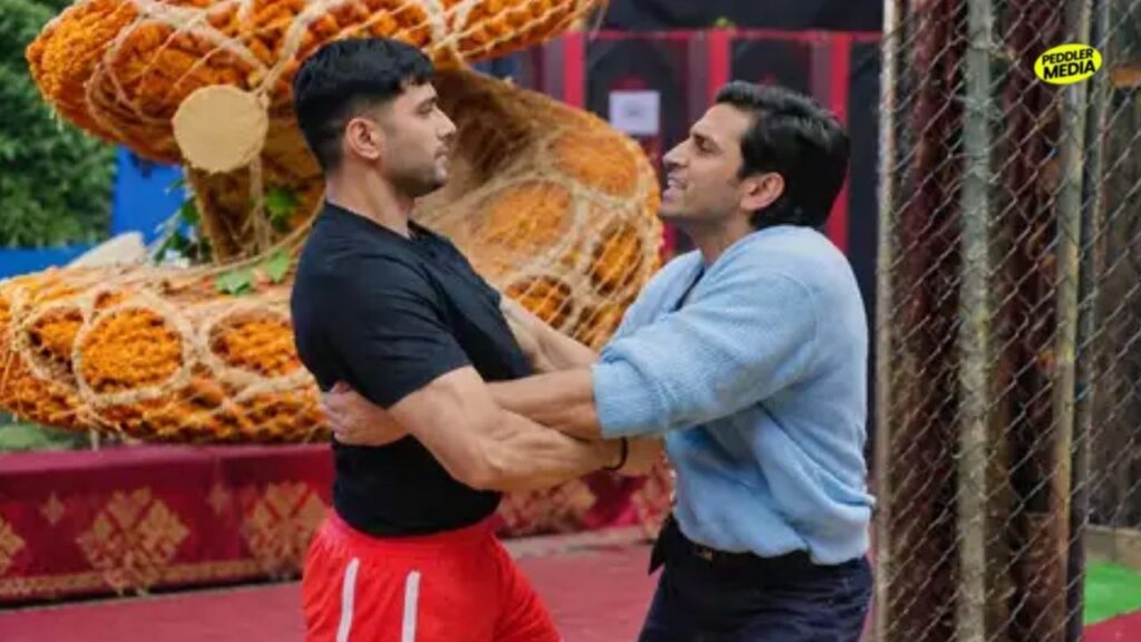 Nakul Dhull in a black t-shirt fighting with Kushal Tanwar Gullu inside the house, revealing the Nakul Gullu old story.